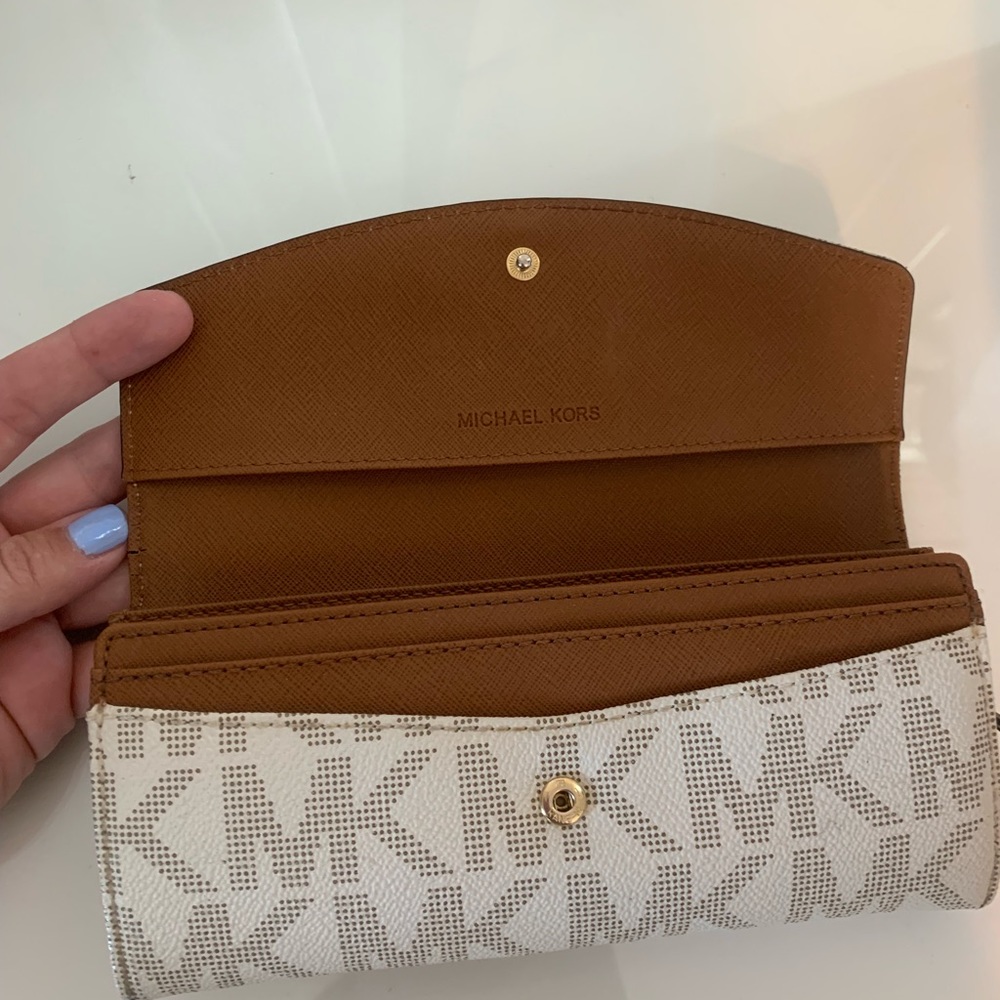Michael Kors Wallet - Picture 4 of 8